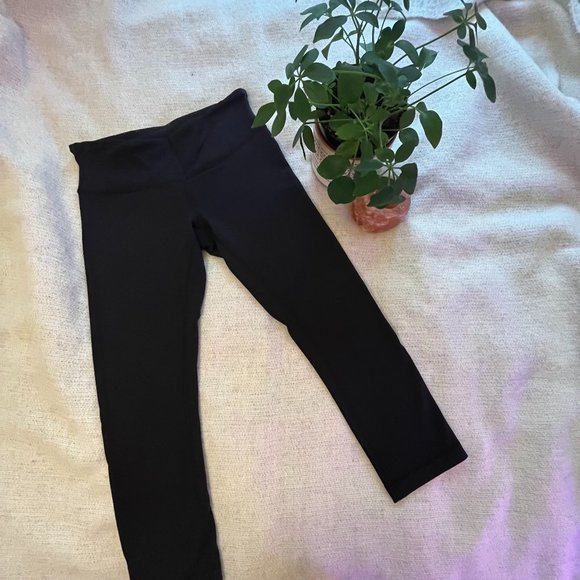 Lululemon Black Cropped Leggings Size 6 - Picture 1 of 5